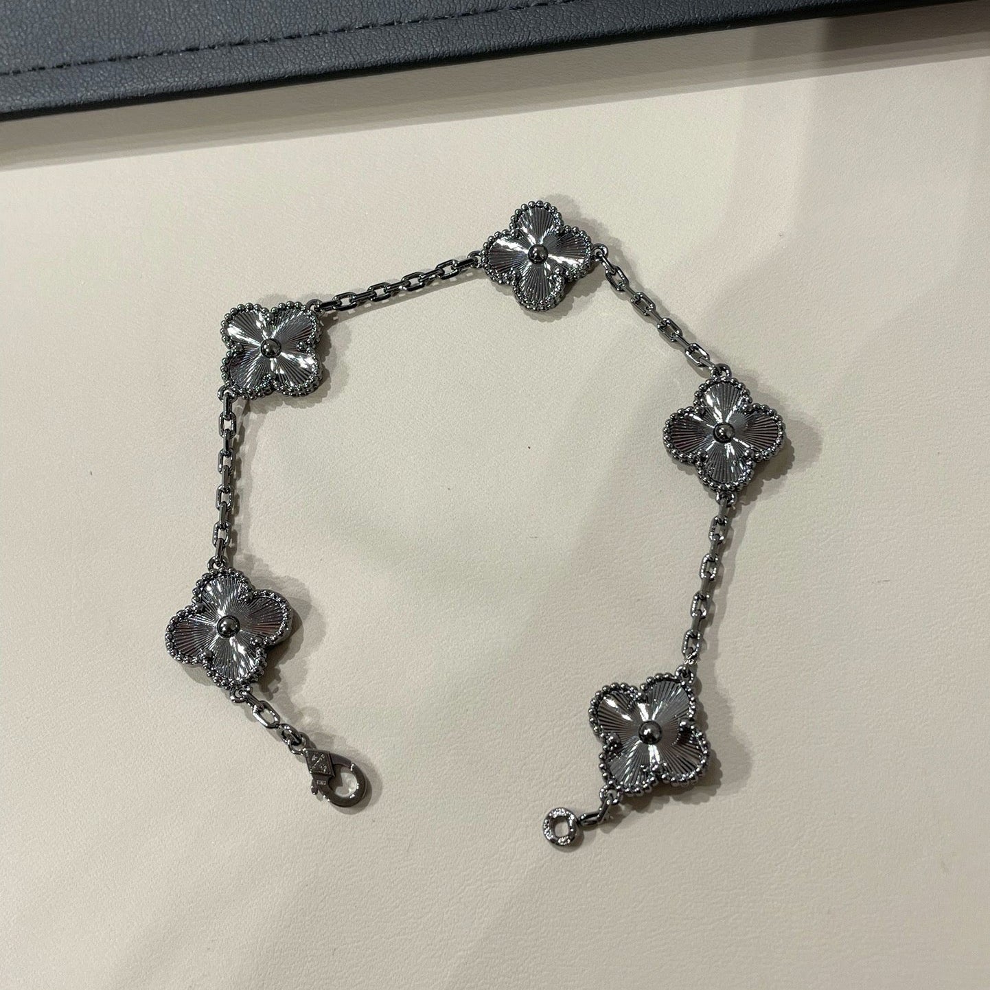 [Auraecho]CLOVER 5 MOTIF BLACK BRACELET