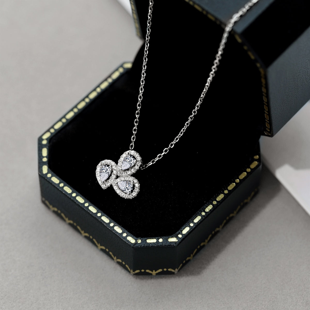 [AuraEcho]Elegant Flower Shape Pear Cut Necklace