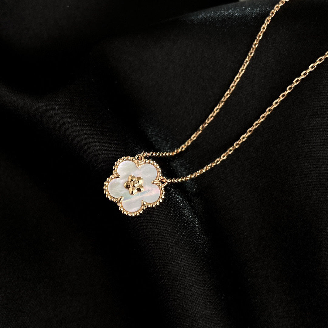 [AuraEcho]LUCKY  WHITE MOP  PLUM BLOSSOM NECKLACE