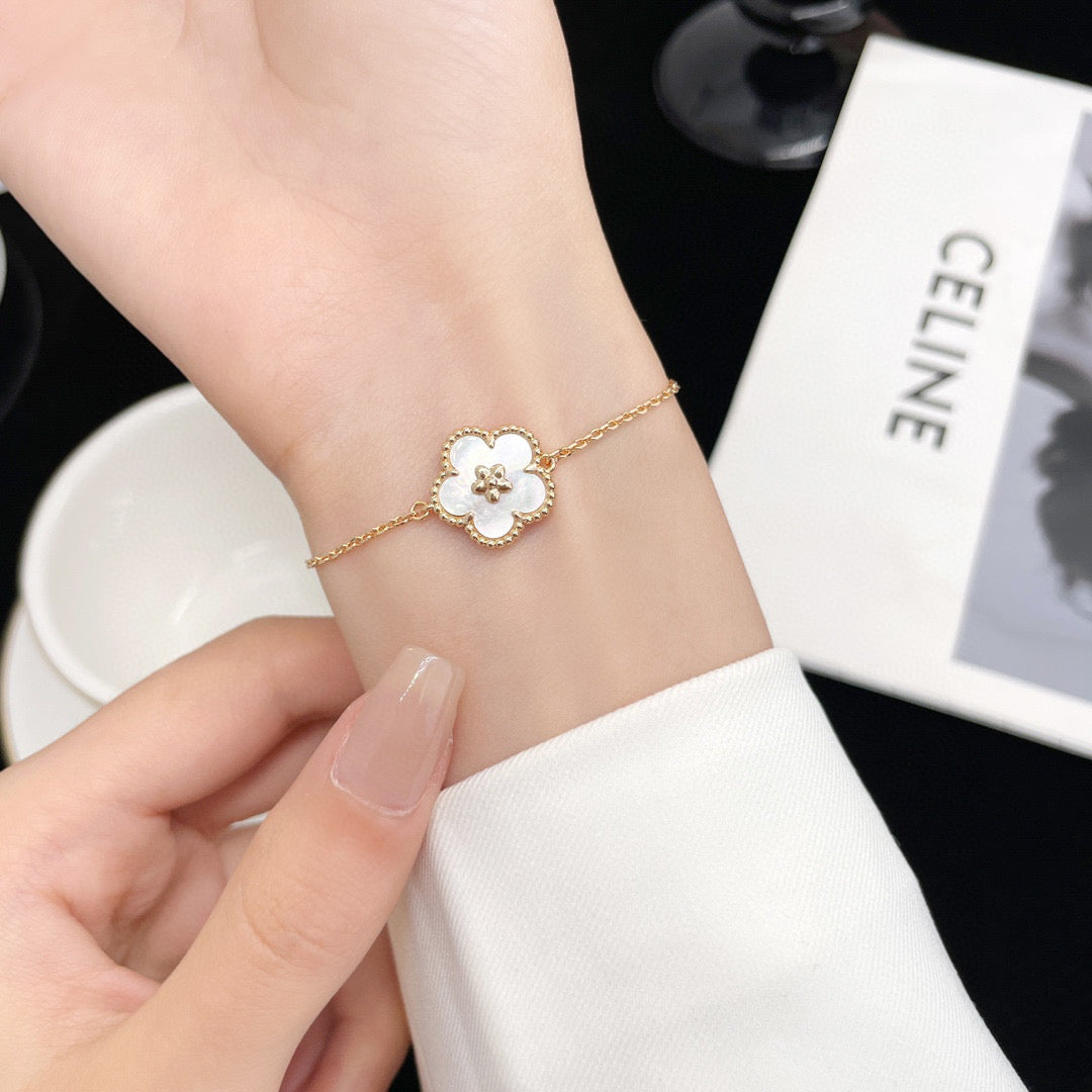 [AuraEcho]LUCKY WHITE MOP PLUM BLOSSOM  BRACELET