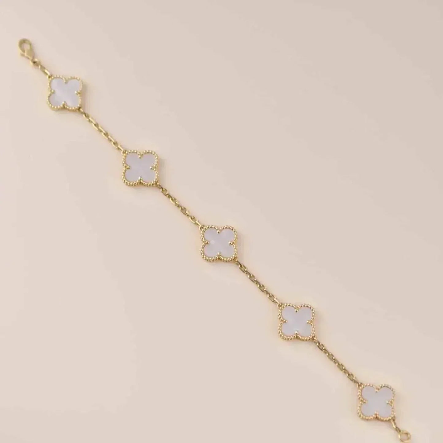 [AuraEcho]CLOVER  5 MOTIF WHITE MOP BRACELET
