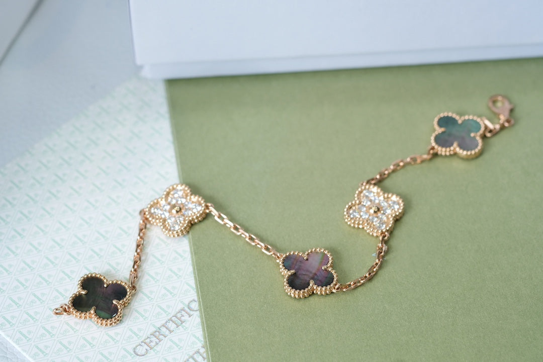 [Auraecho] CLOVER 5 MOTIF GRAY MOP BRACELET COLLECTION